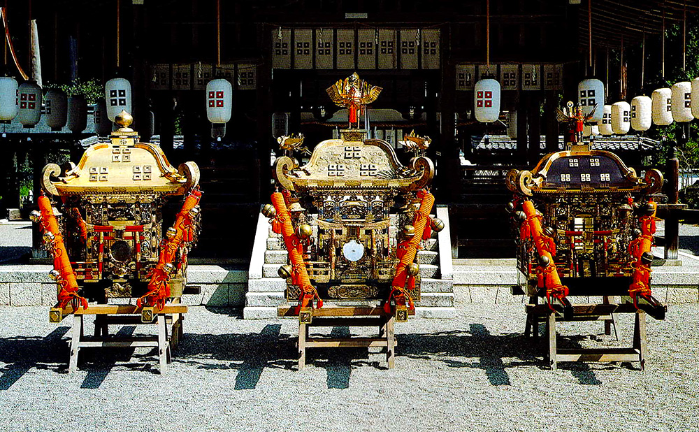 沙沙貴神社「沙沙貴祭り」神輿「本社」（中央）「聖社」（左）「若宮」（右）