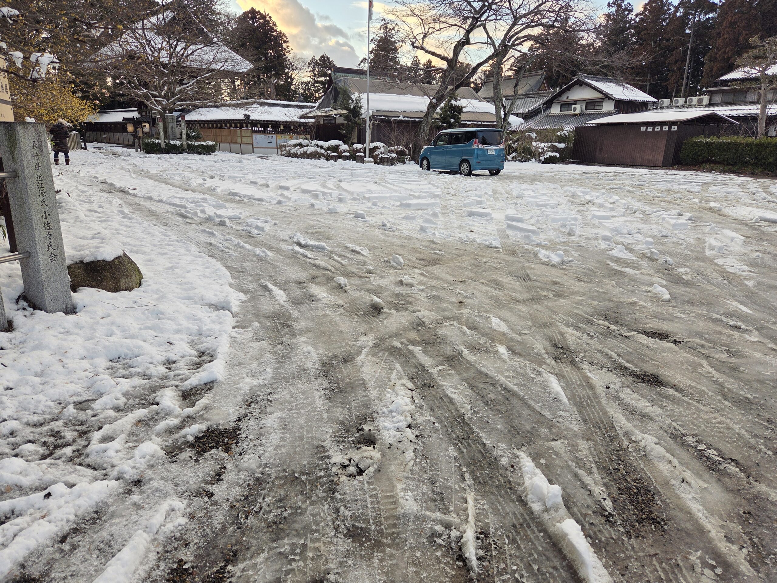 駐車場内の境内
