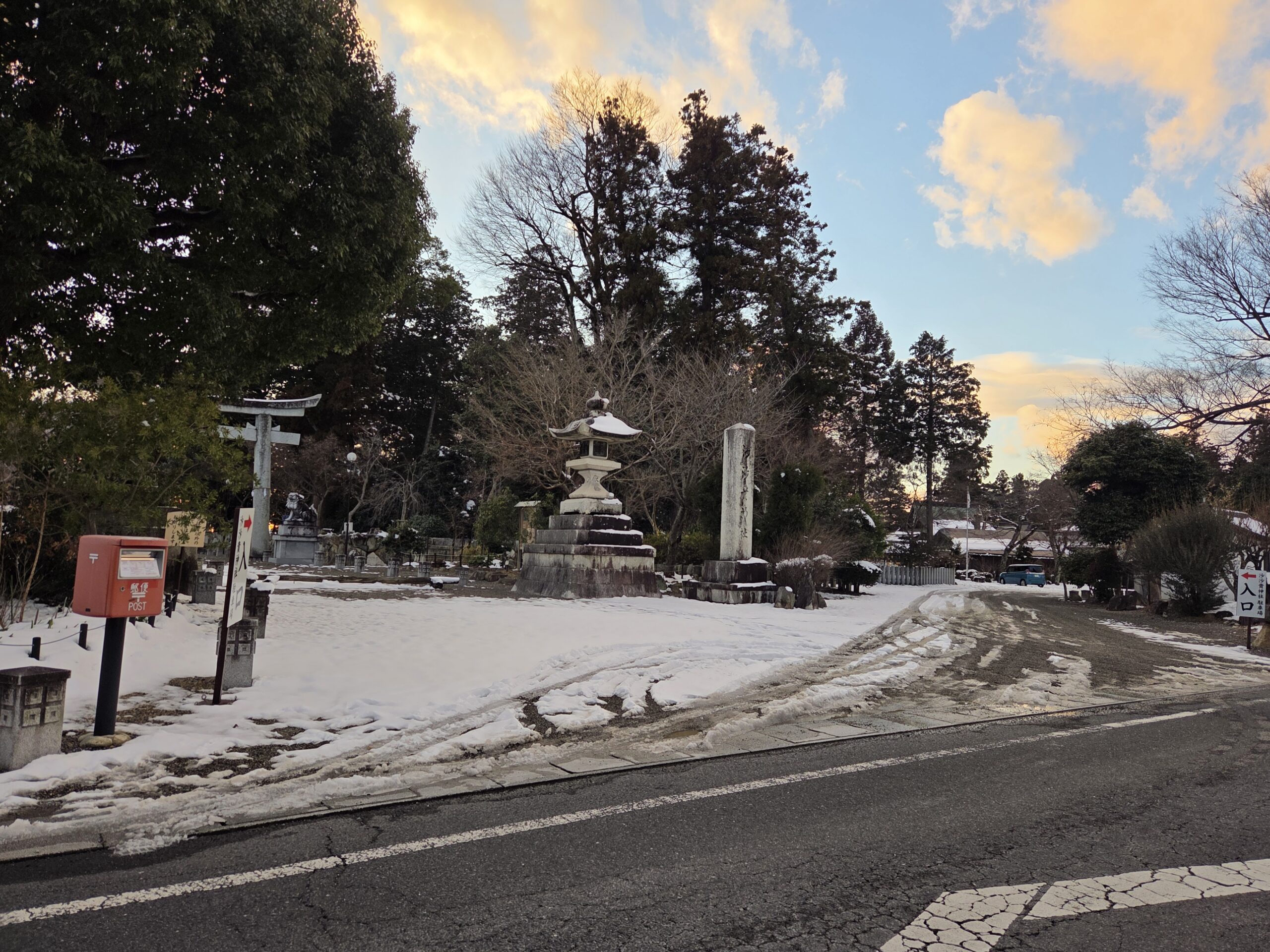 神社前の道路の雪